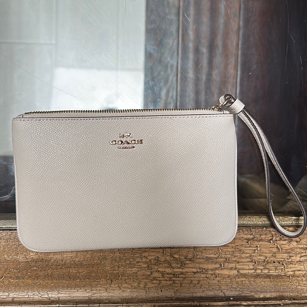 ❤️ Coach Cream Wristlet - new wasn’t used ❤️ F5